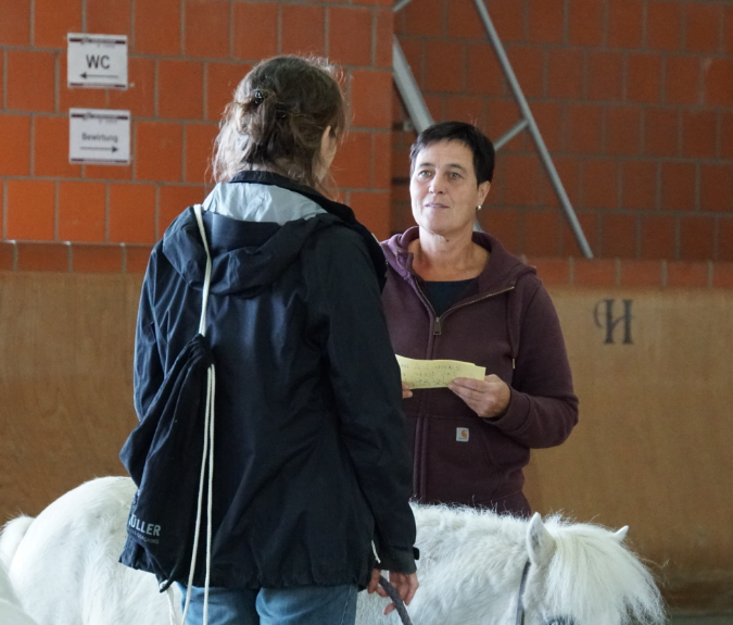 Coaching-Situation mit Pony in der Reithalle