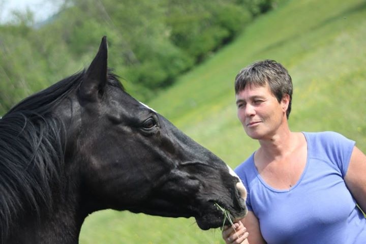 Susanne Knitter mit einem Pferd auf der Weide