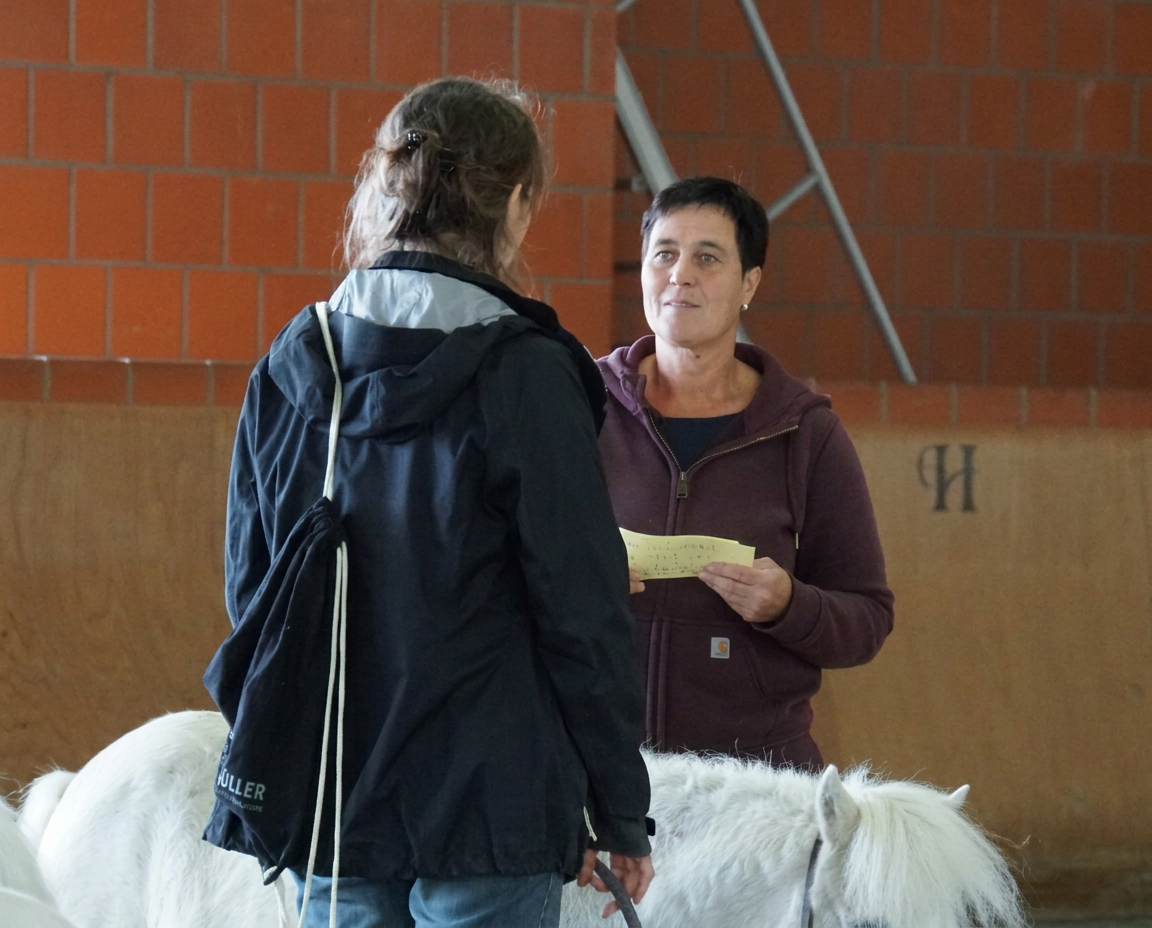 Coaching-Situation mit Pony in der Reithalle